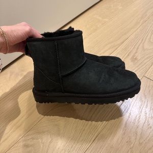 Black Ugg boots - short